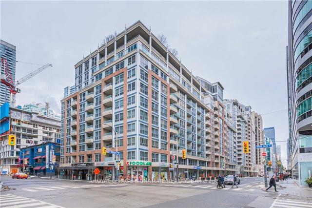 313 – 270 Wellington Street W