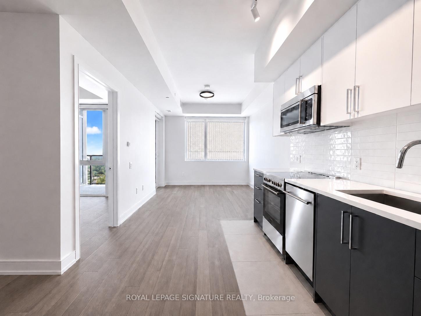 903 – 664 Spadina Avenue