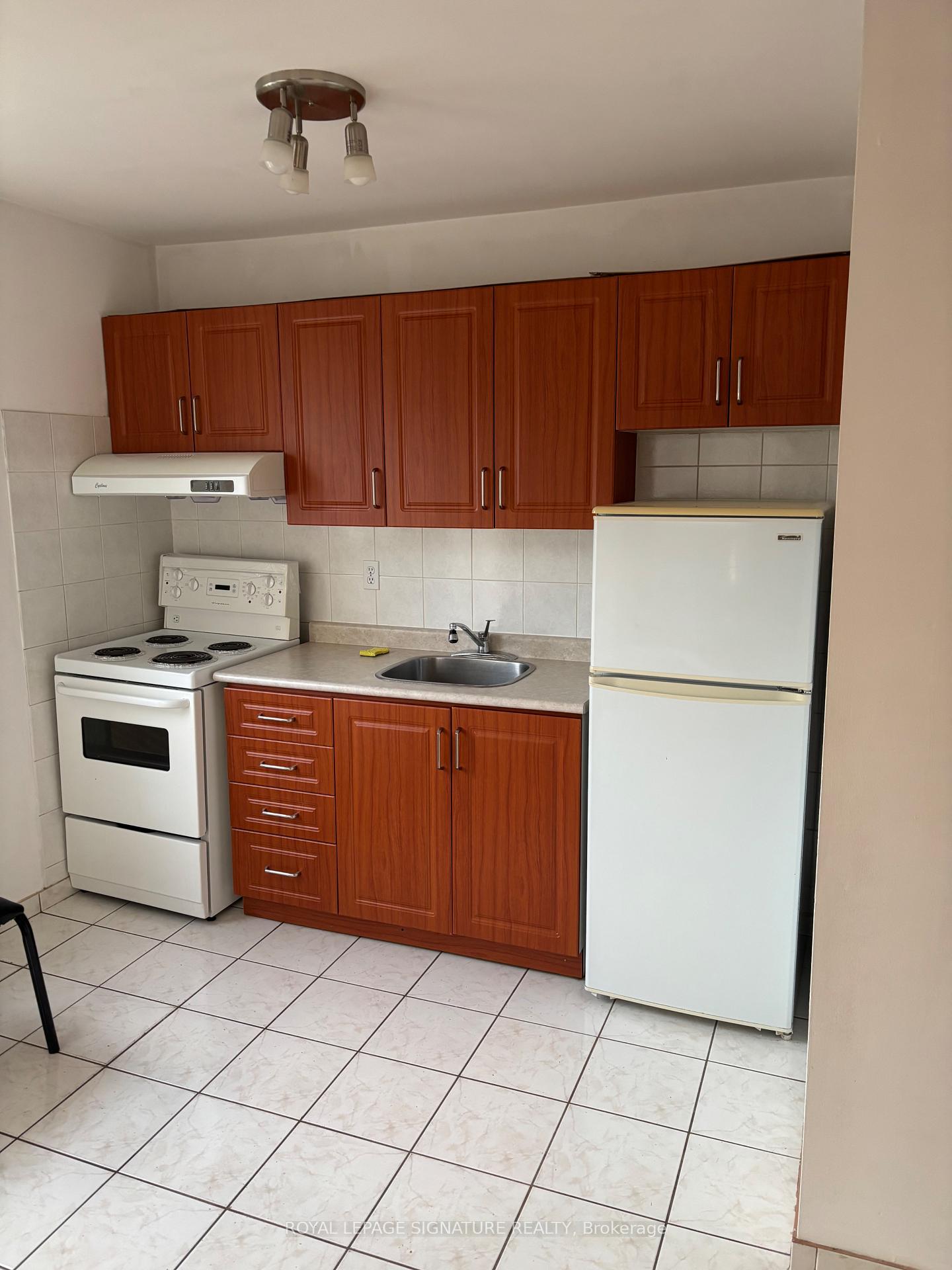 3 – 620 Dundas Street W