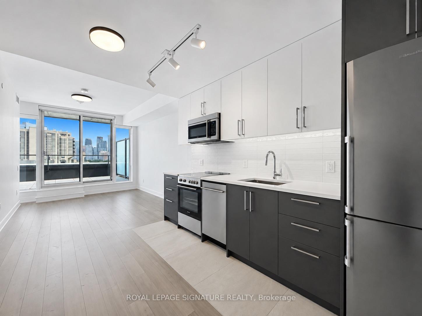 1005 – 664 Spadina Avenue