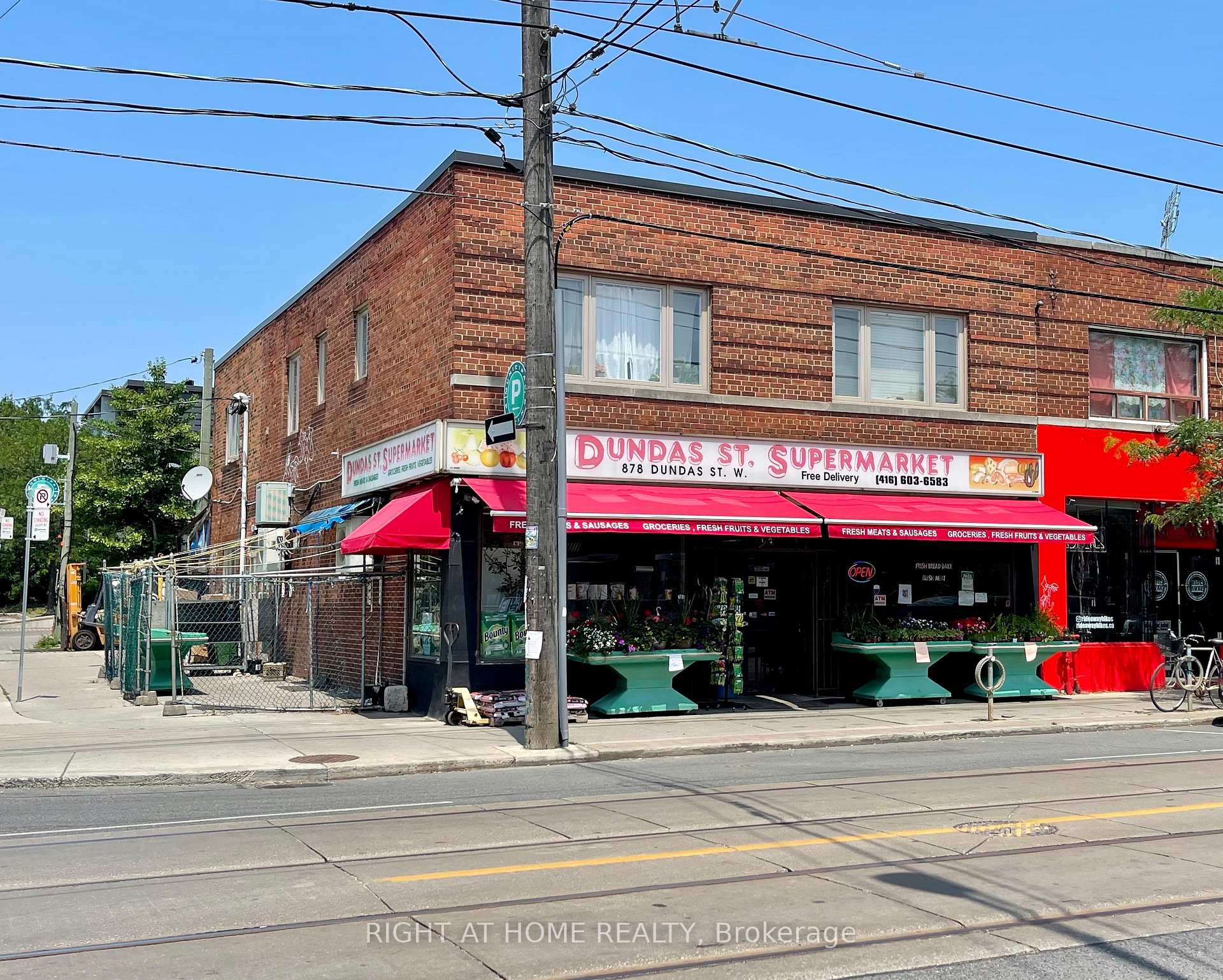 878 Dundas Street
