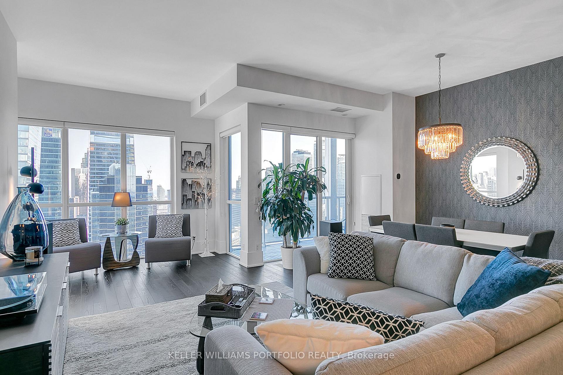 300 Front Street W