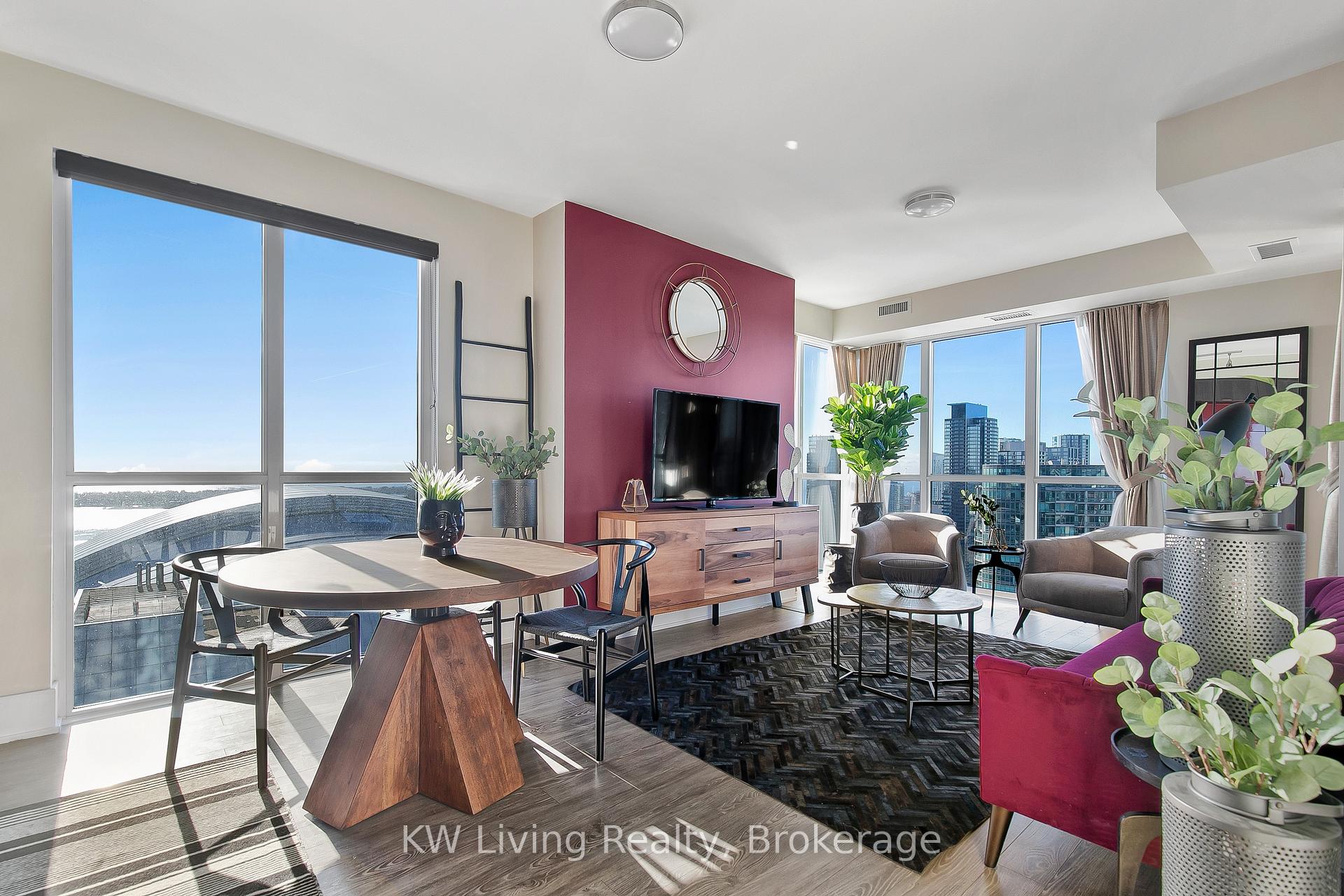300 Front Street W