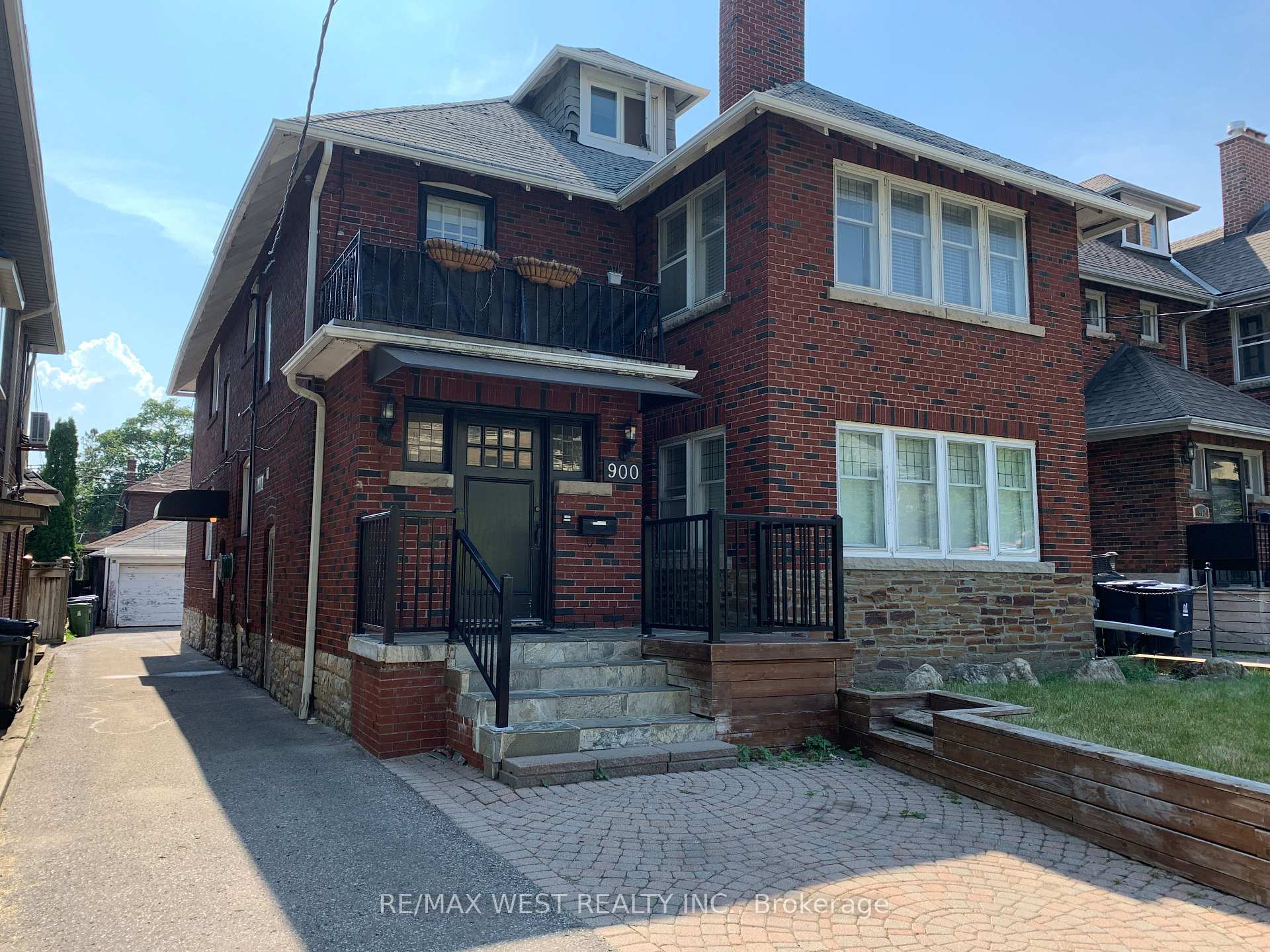 900 Avenue Road