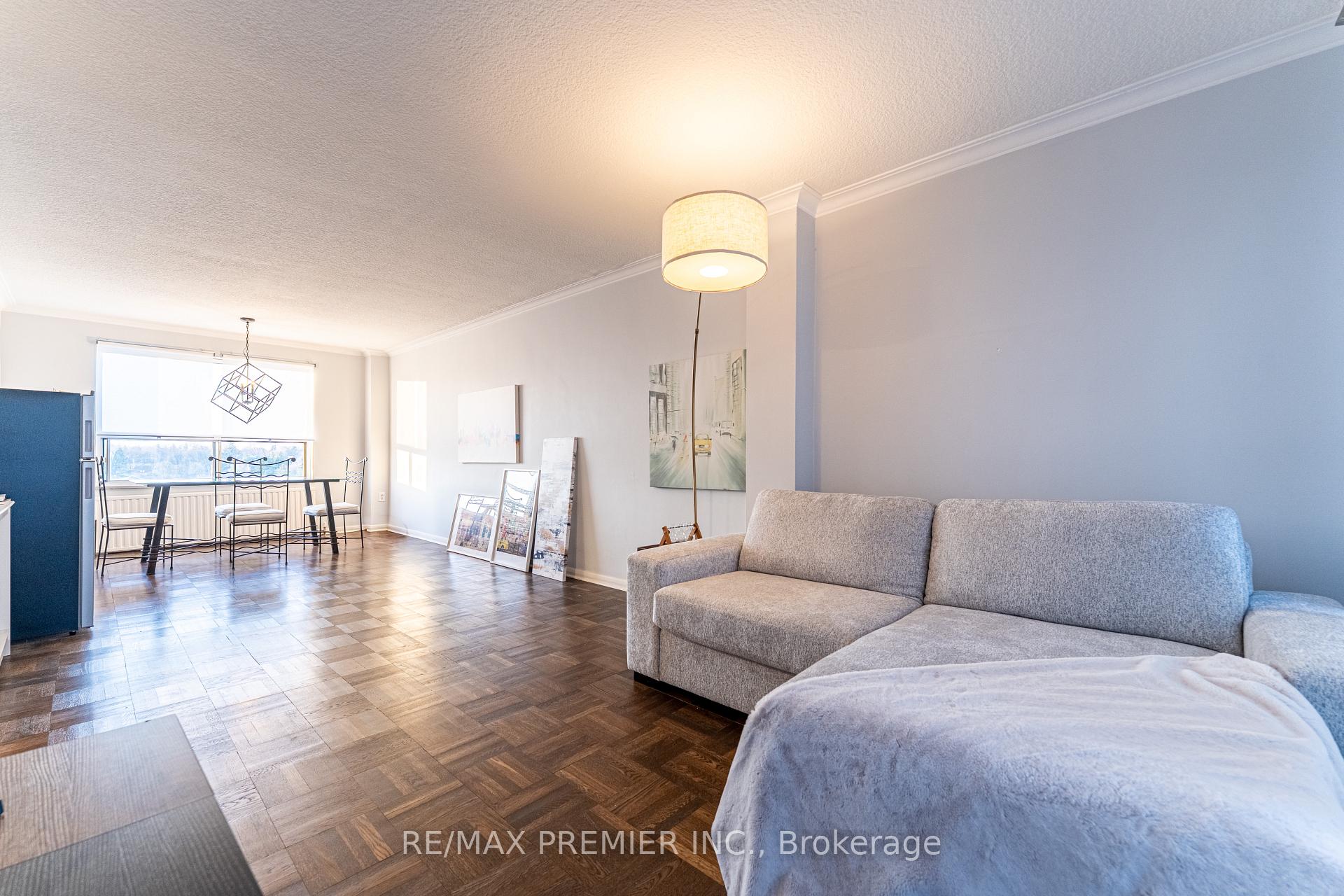 660 Eglinton Avenue W
