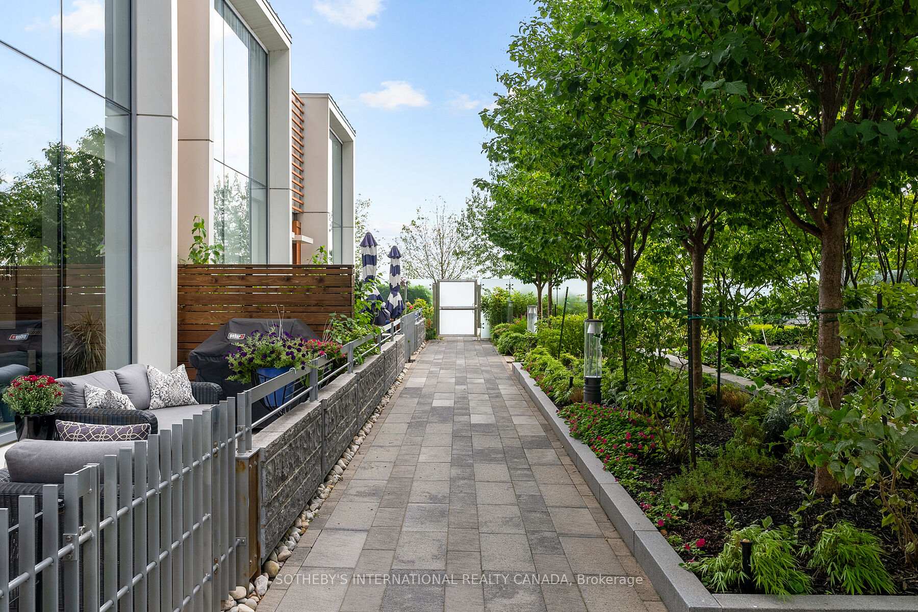 29 Queens Quay E