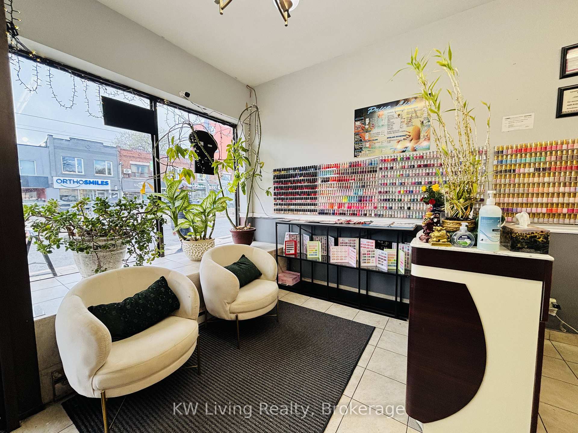 694 St Clair Avenue W