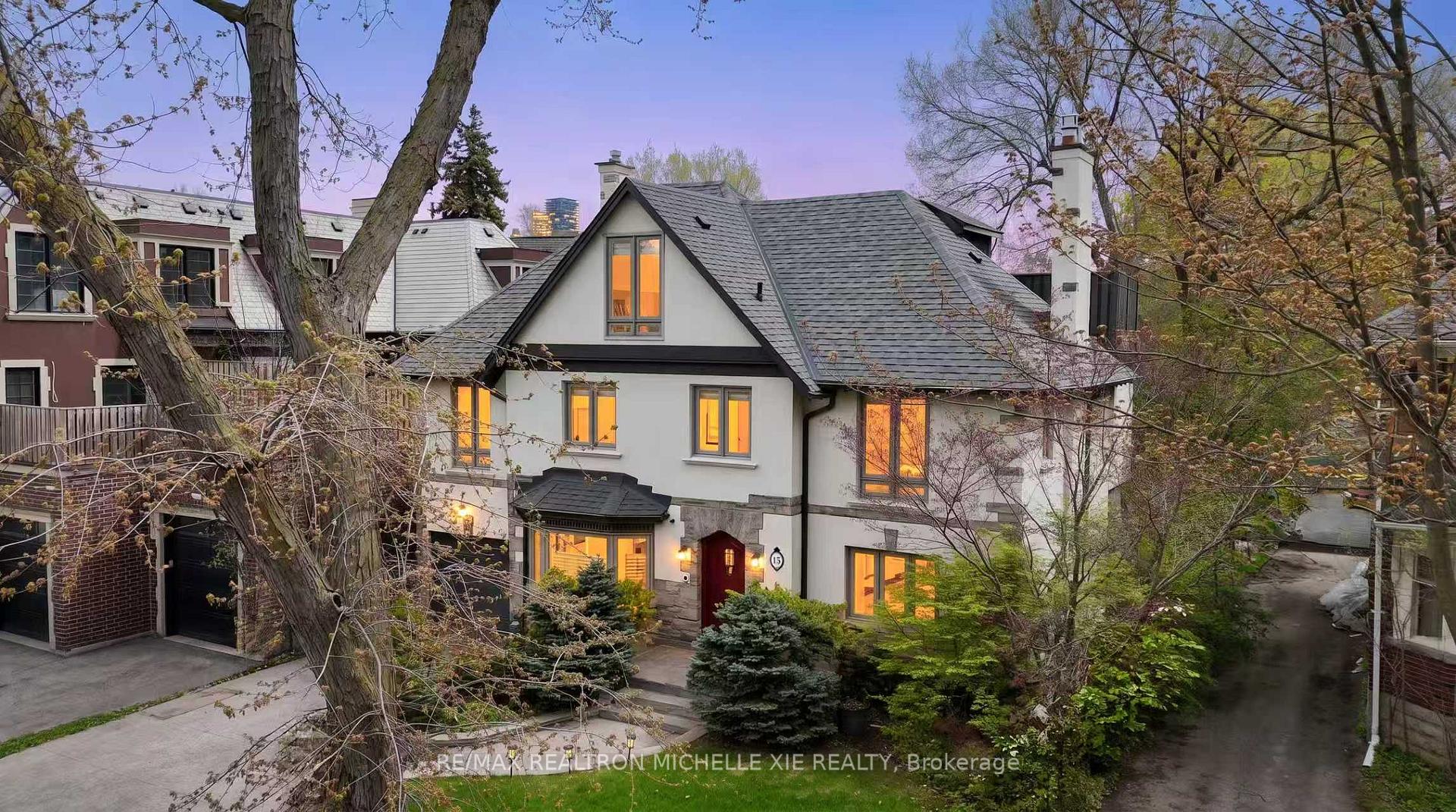 15 Strathallan Boulevard
