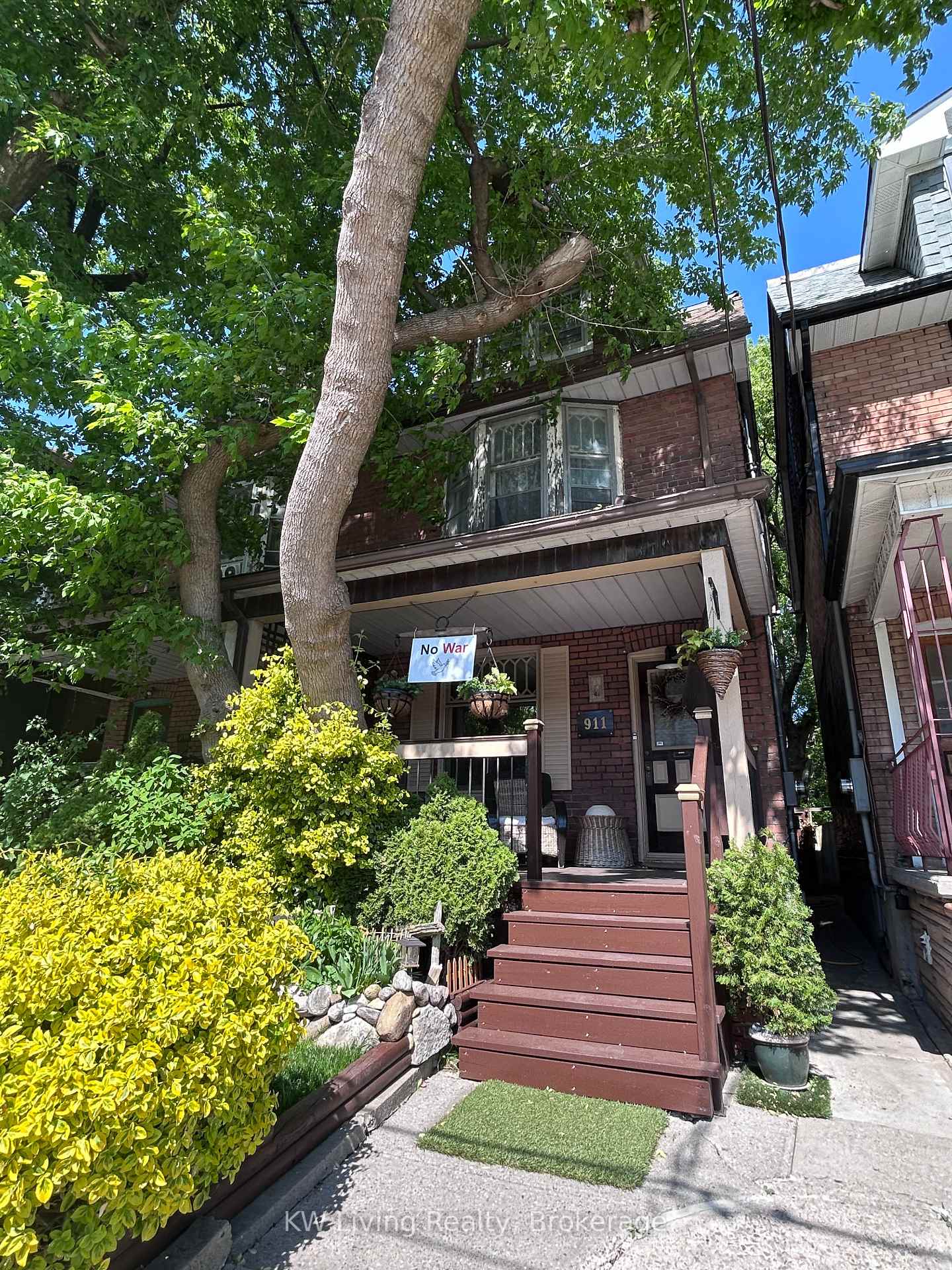 911 Bathurst Street