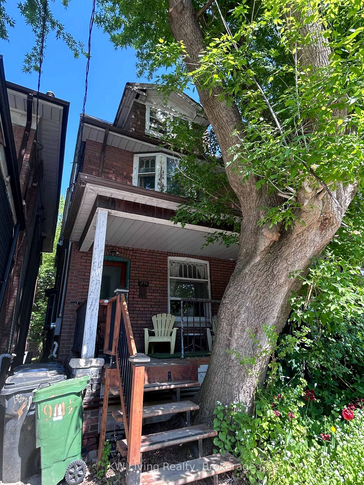 911 1/2 Bathurst Street