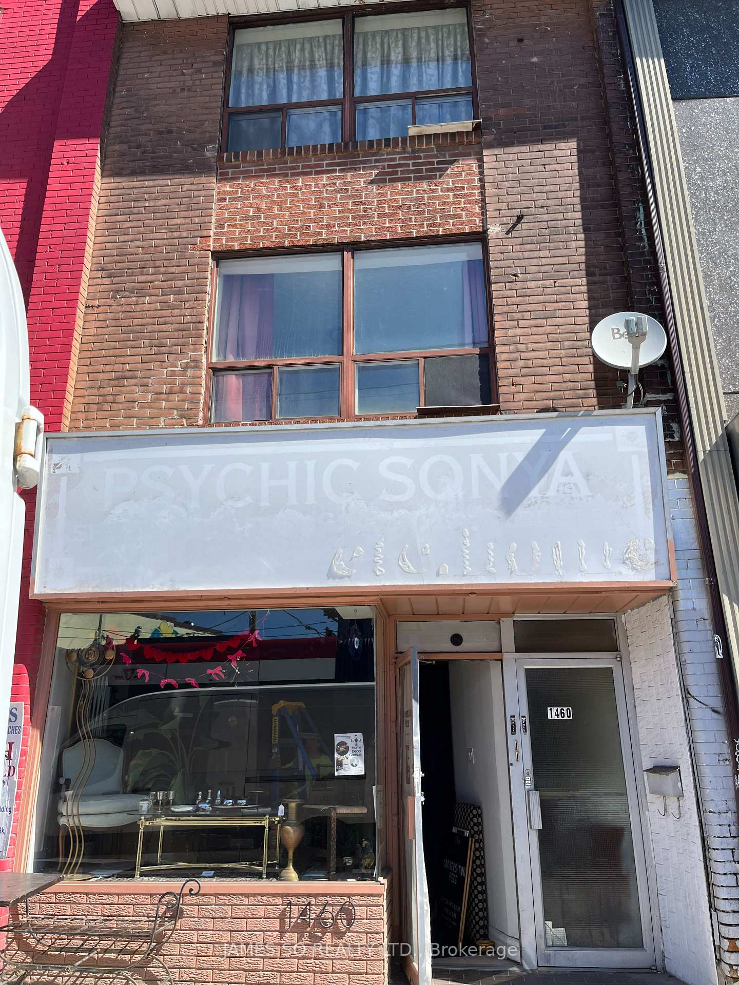 1460 Dundas Street W