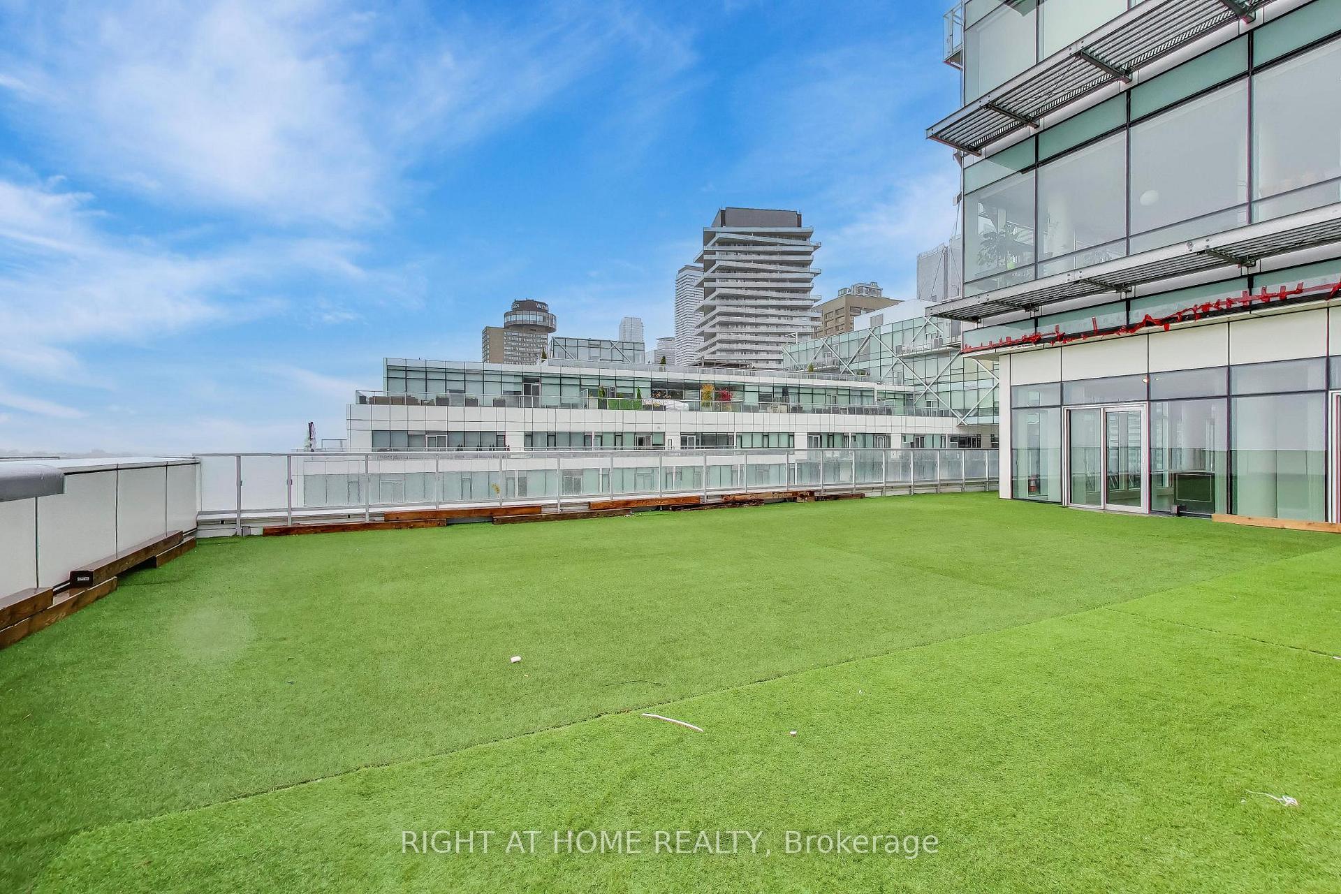 39 Queens Quay E