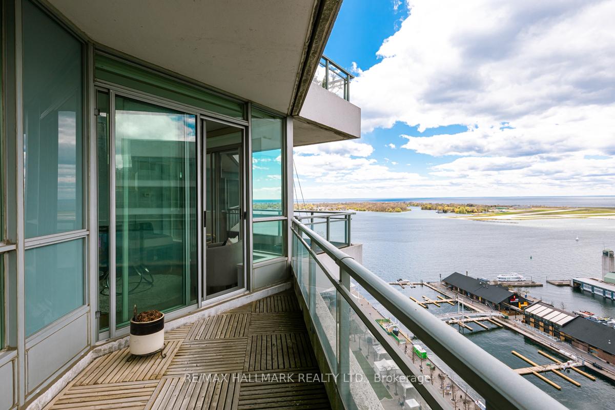 228 Queens Quay W