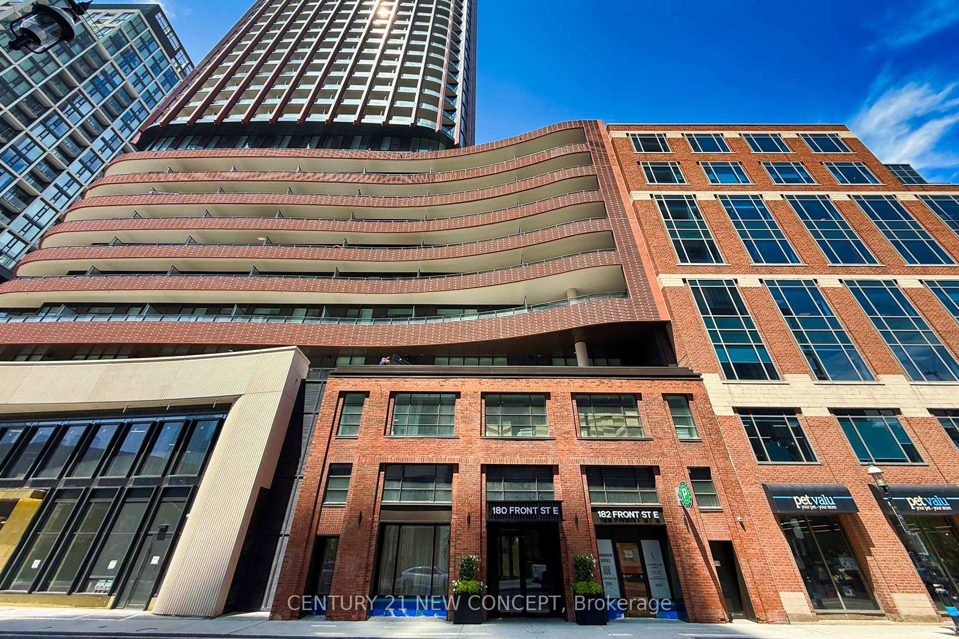 180 Front Street E
