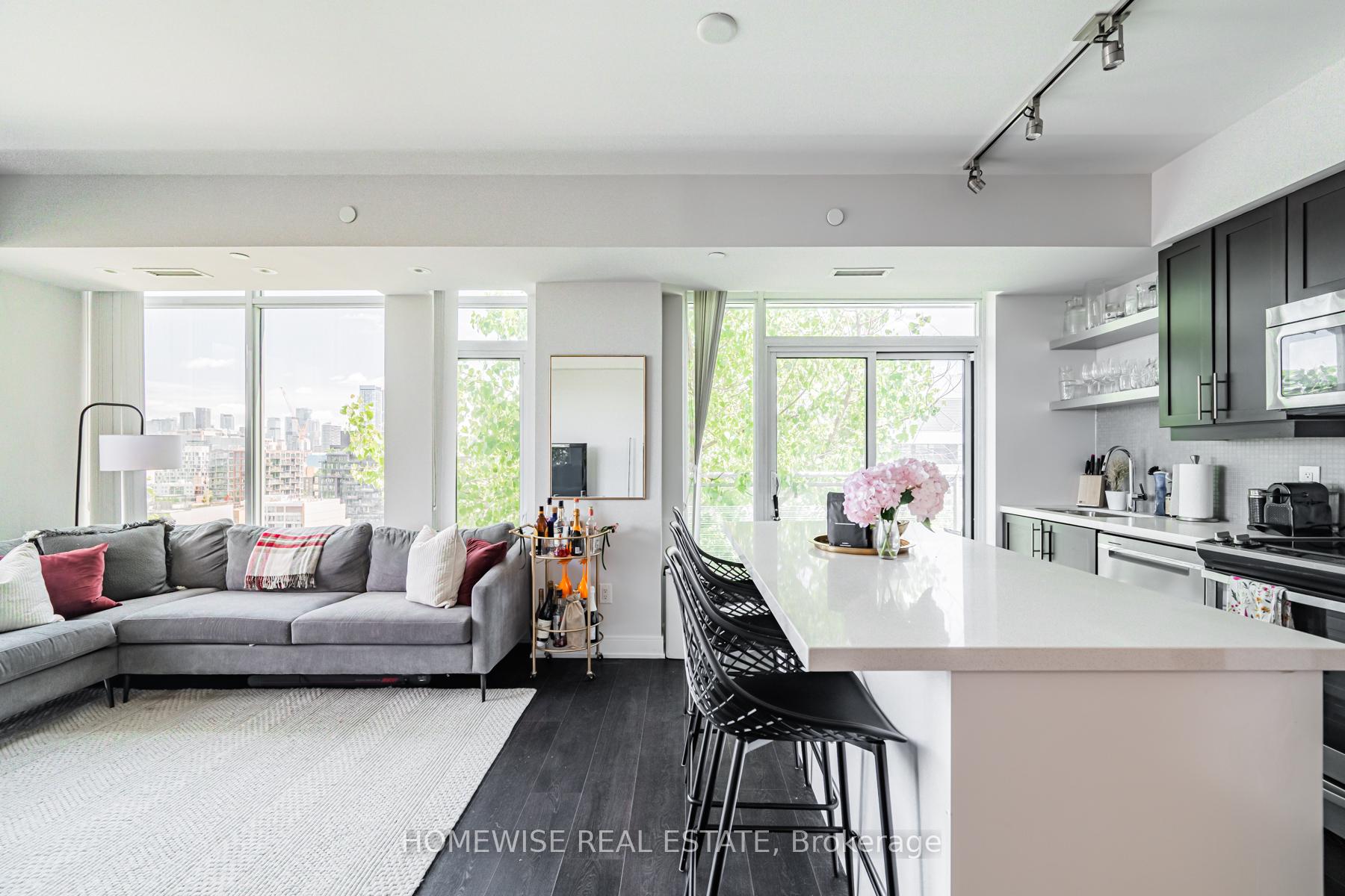 525 Adelaide Street W
