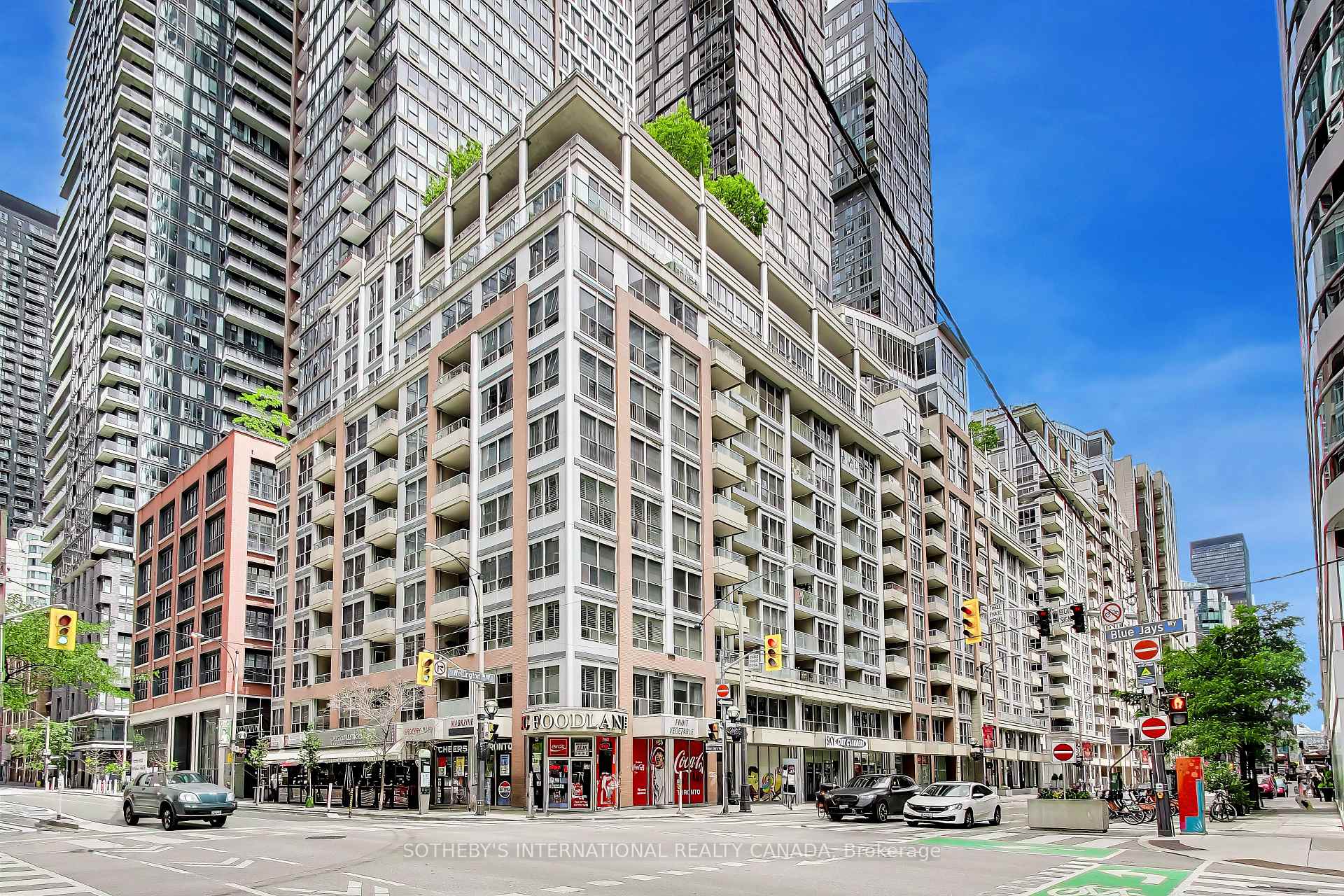 270 Wellington Street W