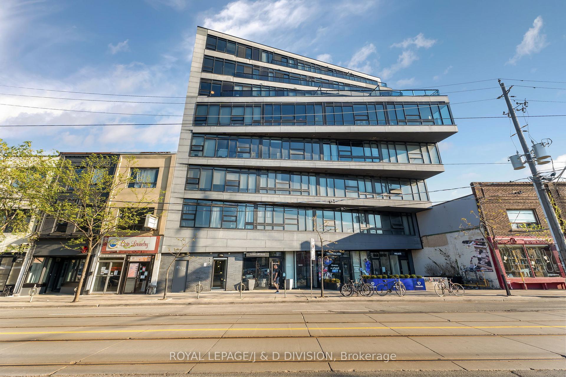1239 Dundas Street W
