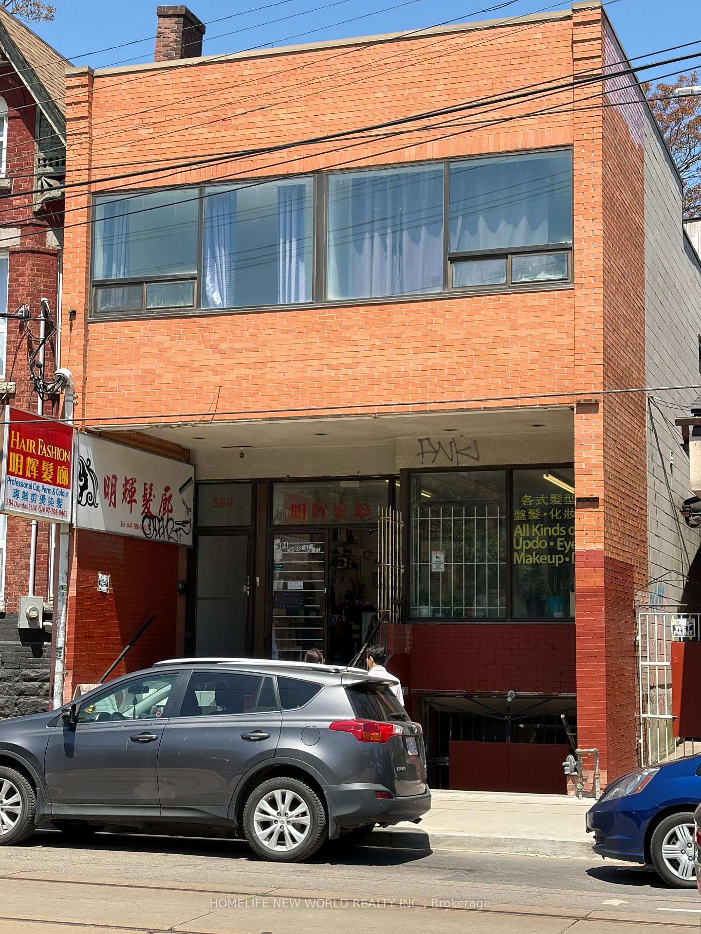 584 Dundas Street W