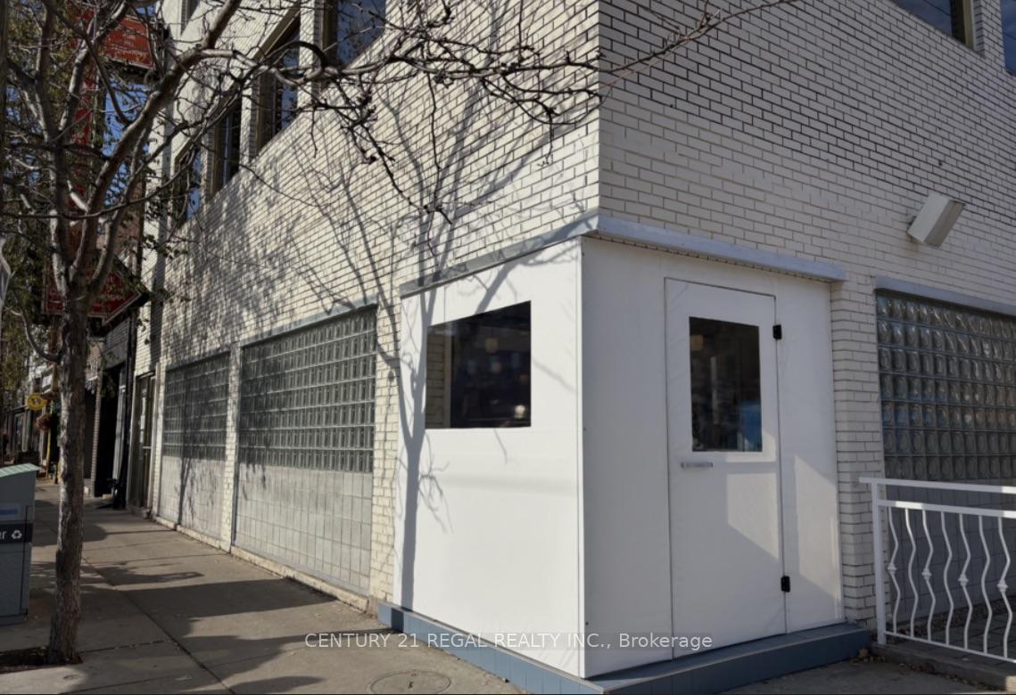 802 Dundas Street W