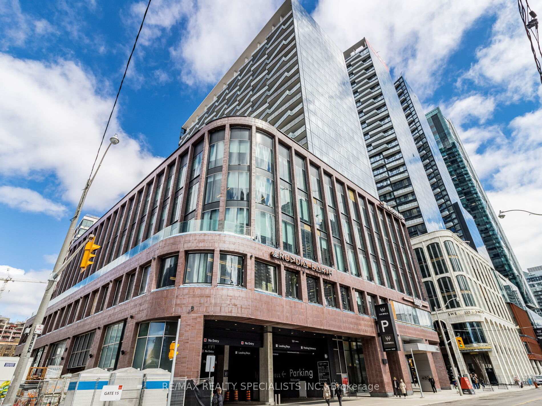 480 Front Street W