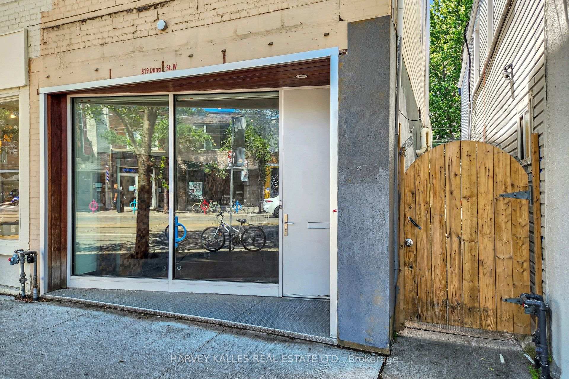 819 Dundas Street W