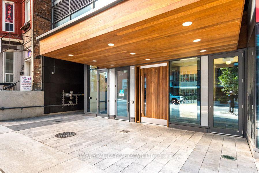 290 Adelaide Street W