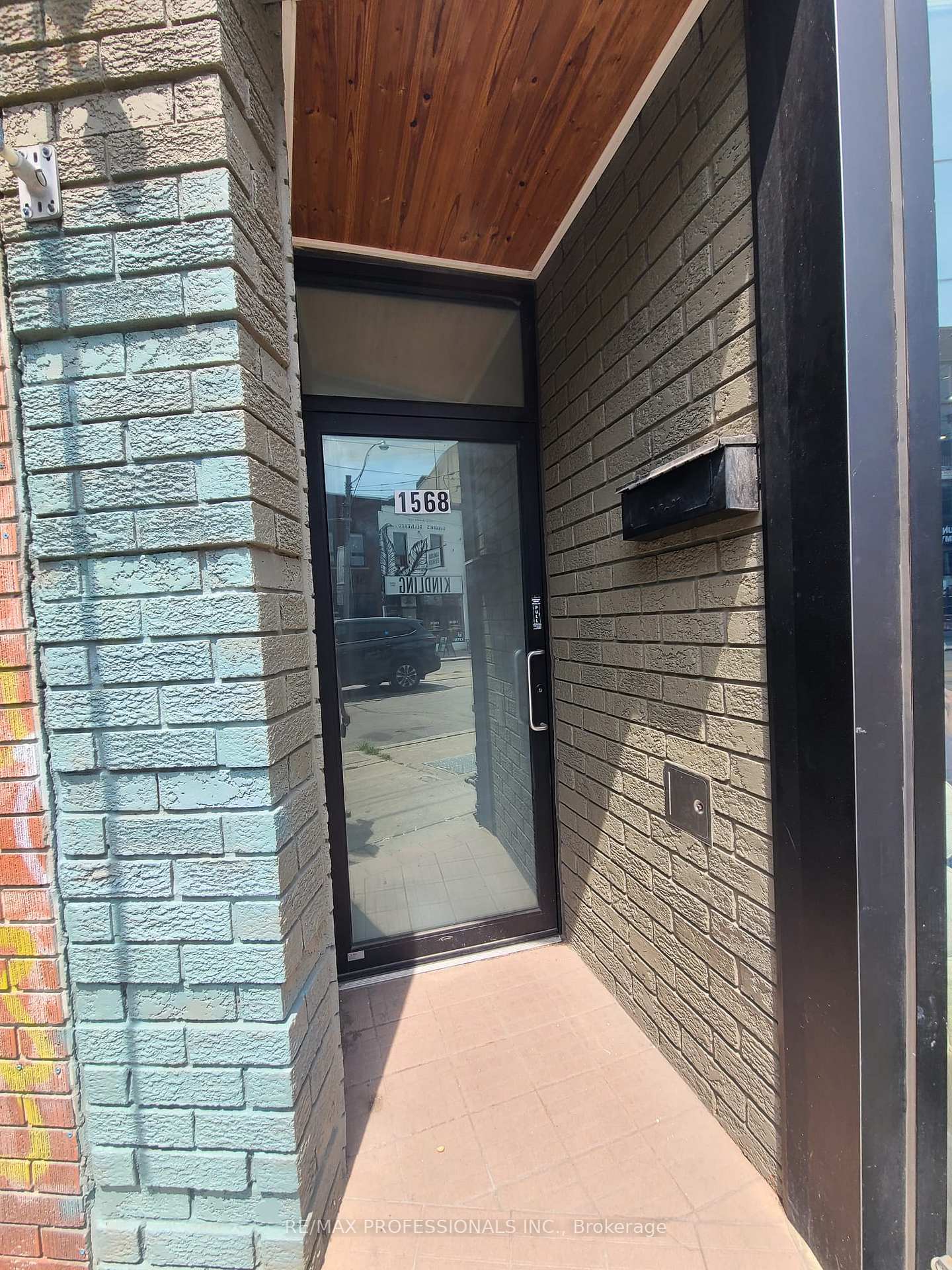1568 Dundas Street W