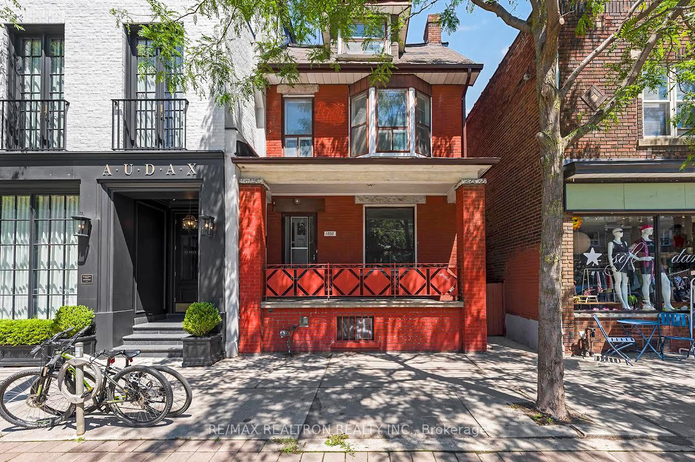 1000 Dundas Street W
