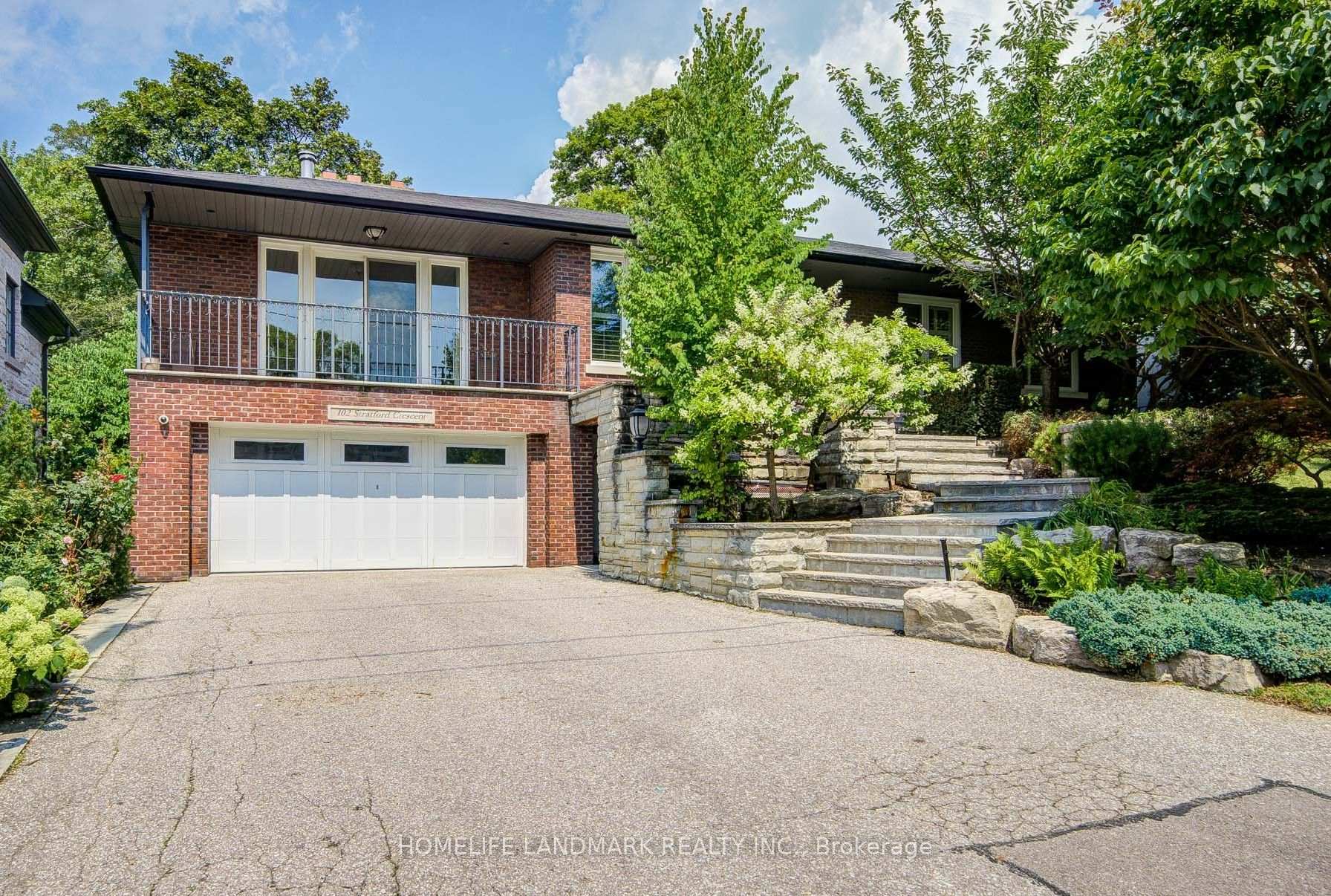 102 Stratford Crescent
