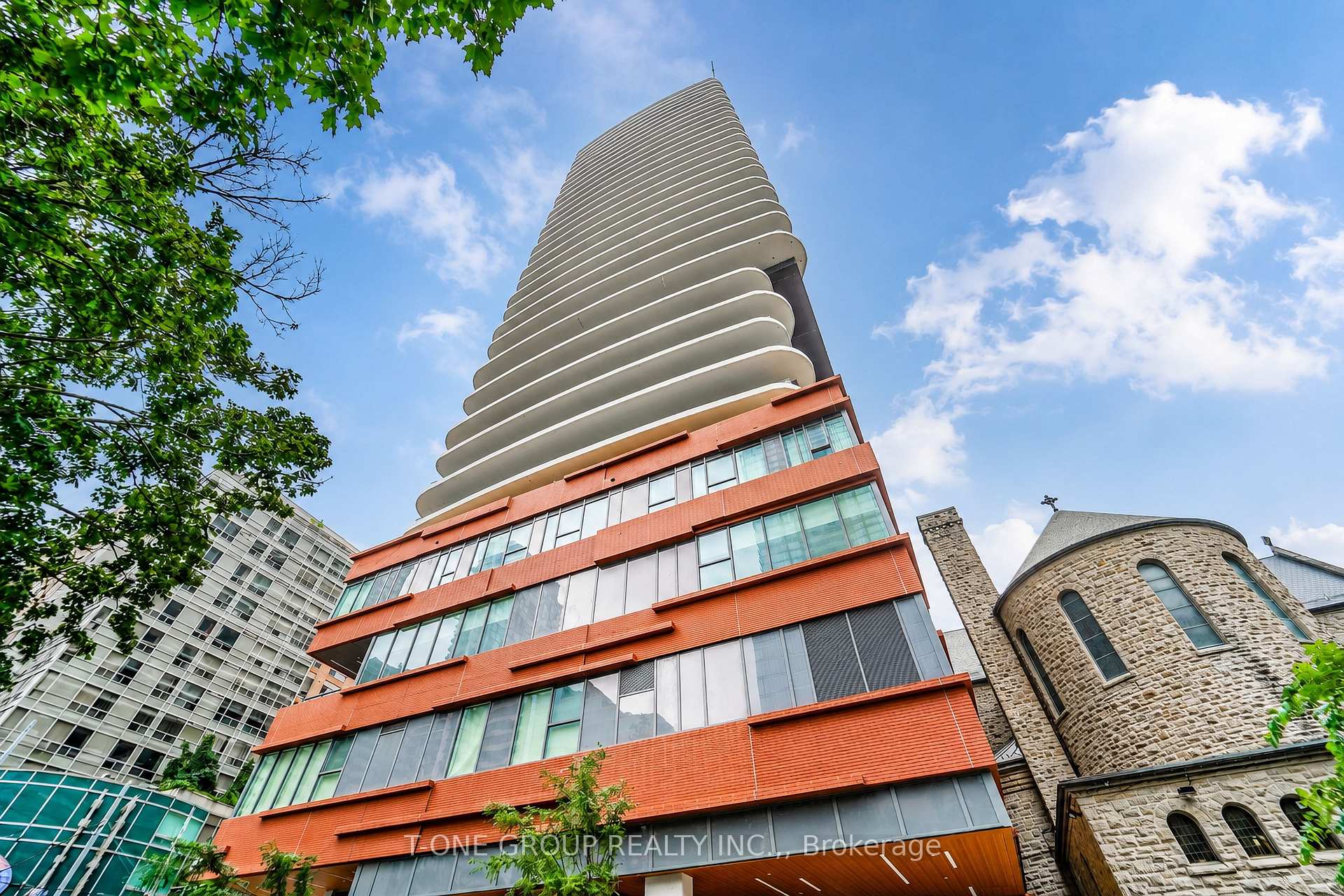 280 Dundas Street W