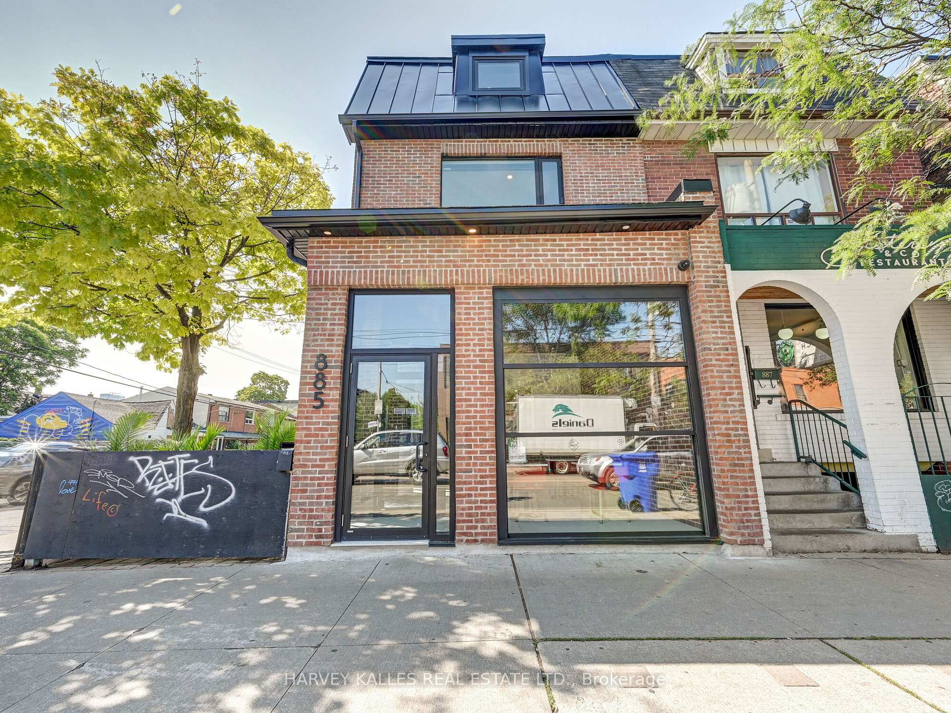 885 Dundas Street W