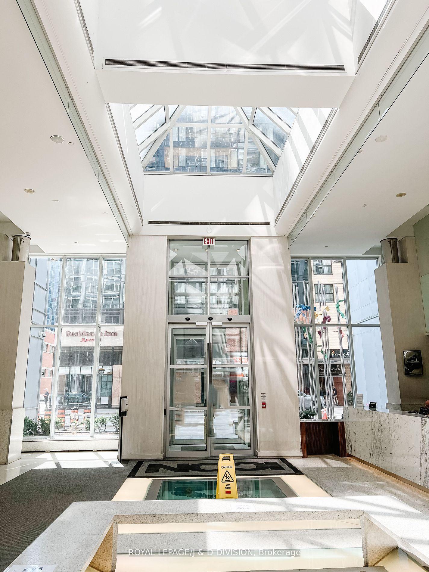 250 Wellington Street W