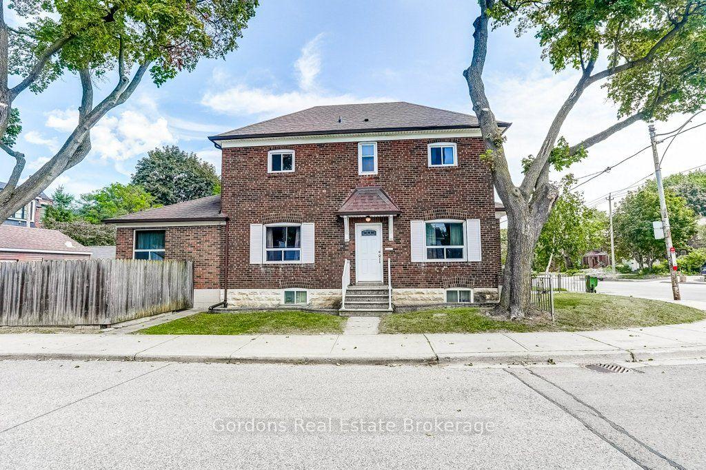 142 Lawrence Avenue W