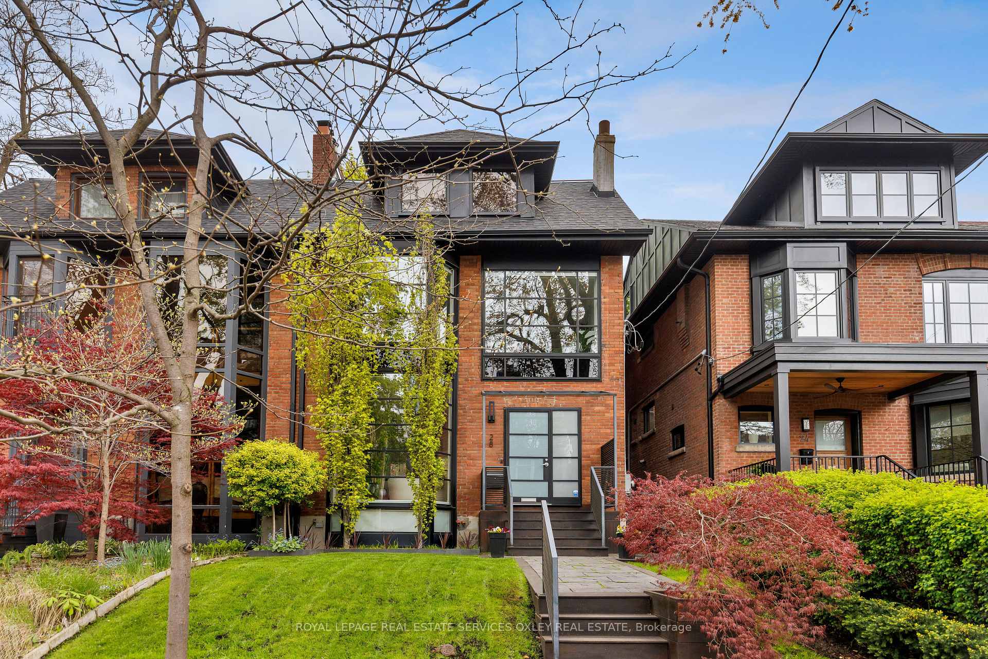 28 Roxborough Street W