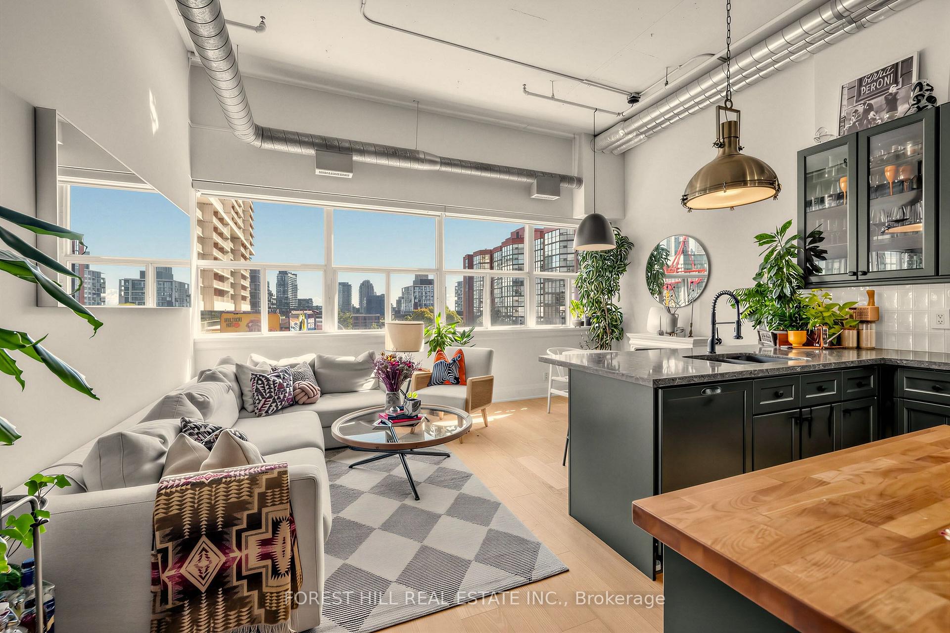 700 King Street W