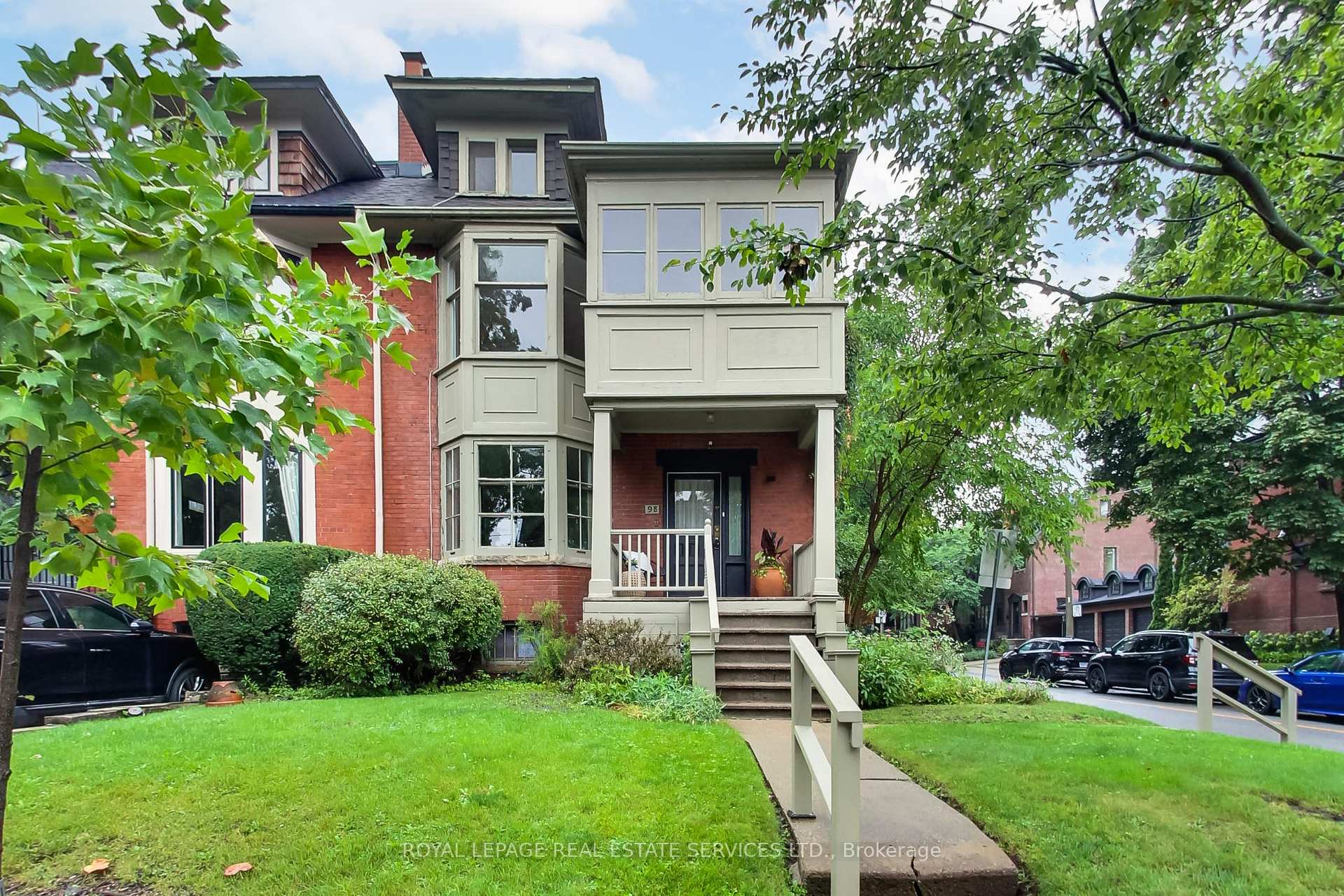 98 Woodlawn Avenue W