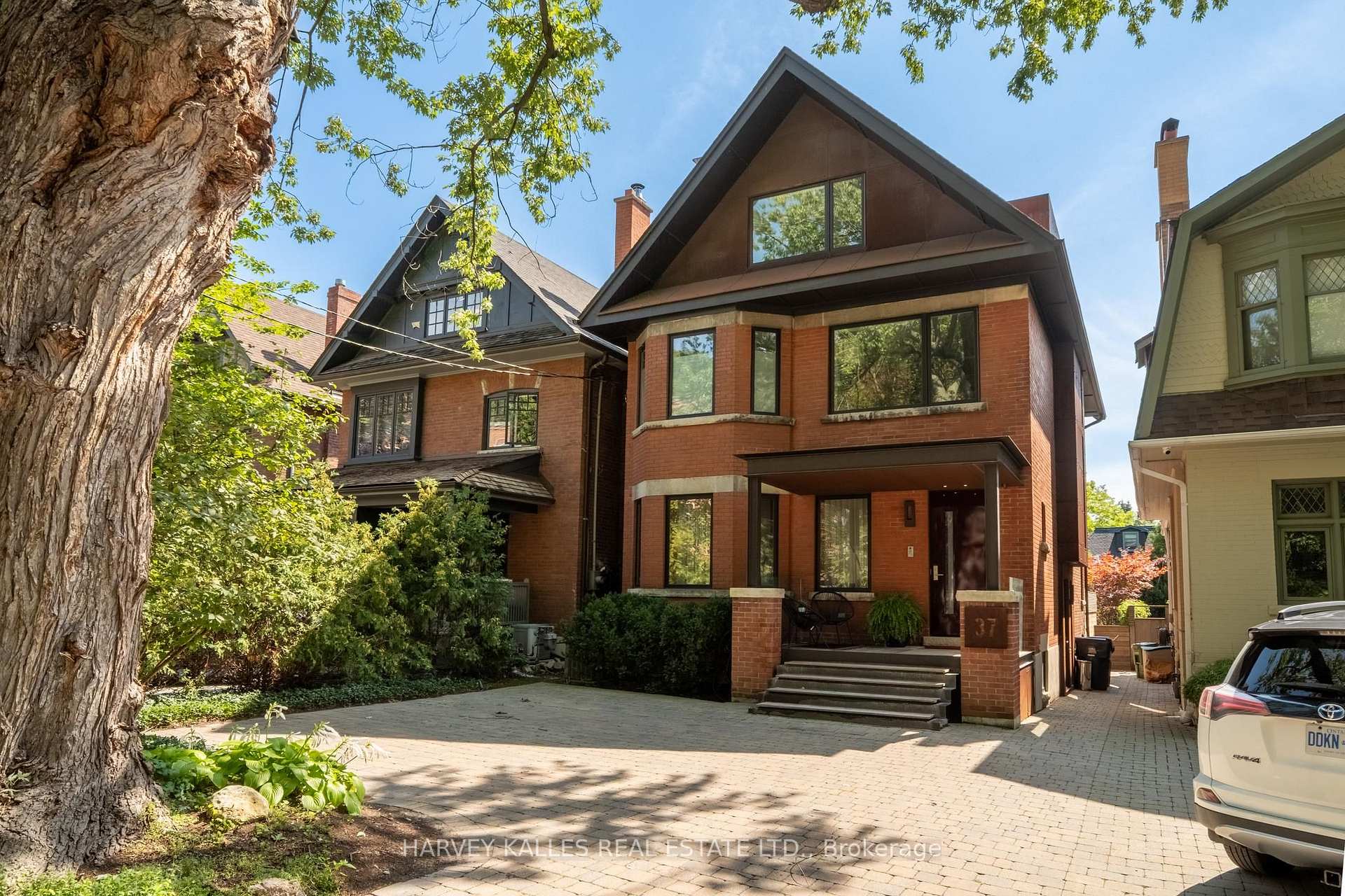 37 Woodlawn Avenue E