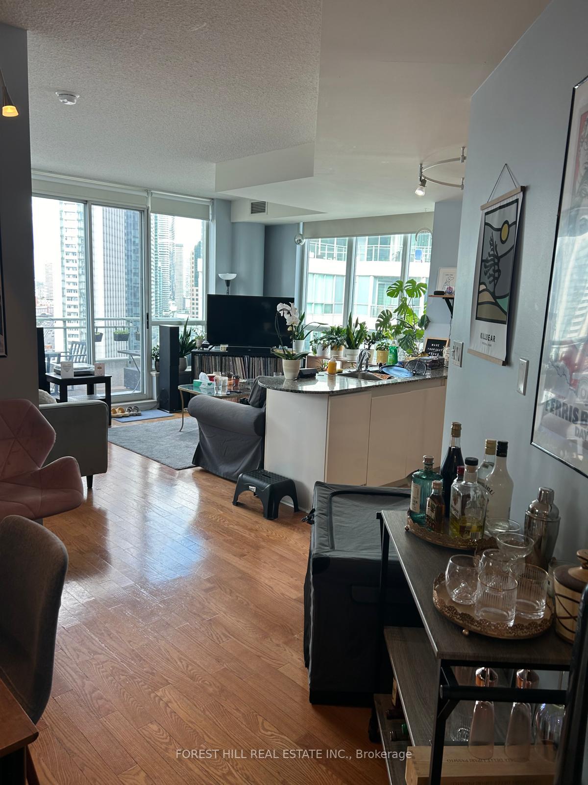 230 Queens Quay Avenue W