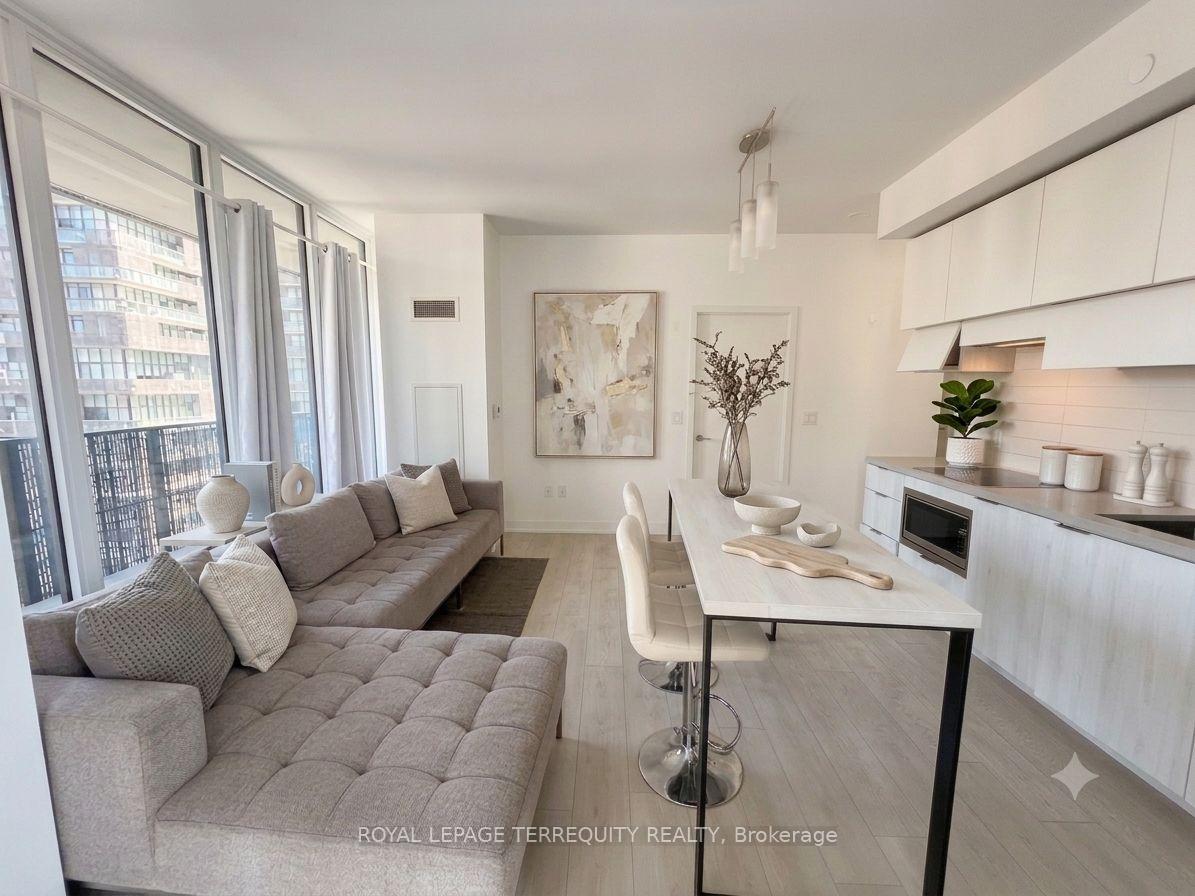 8 Eglinton Avenue E
