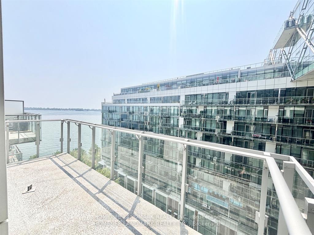 39 Queens Quay E