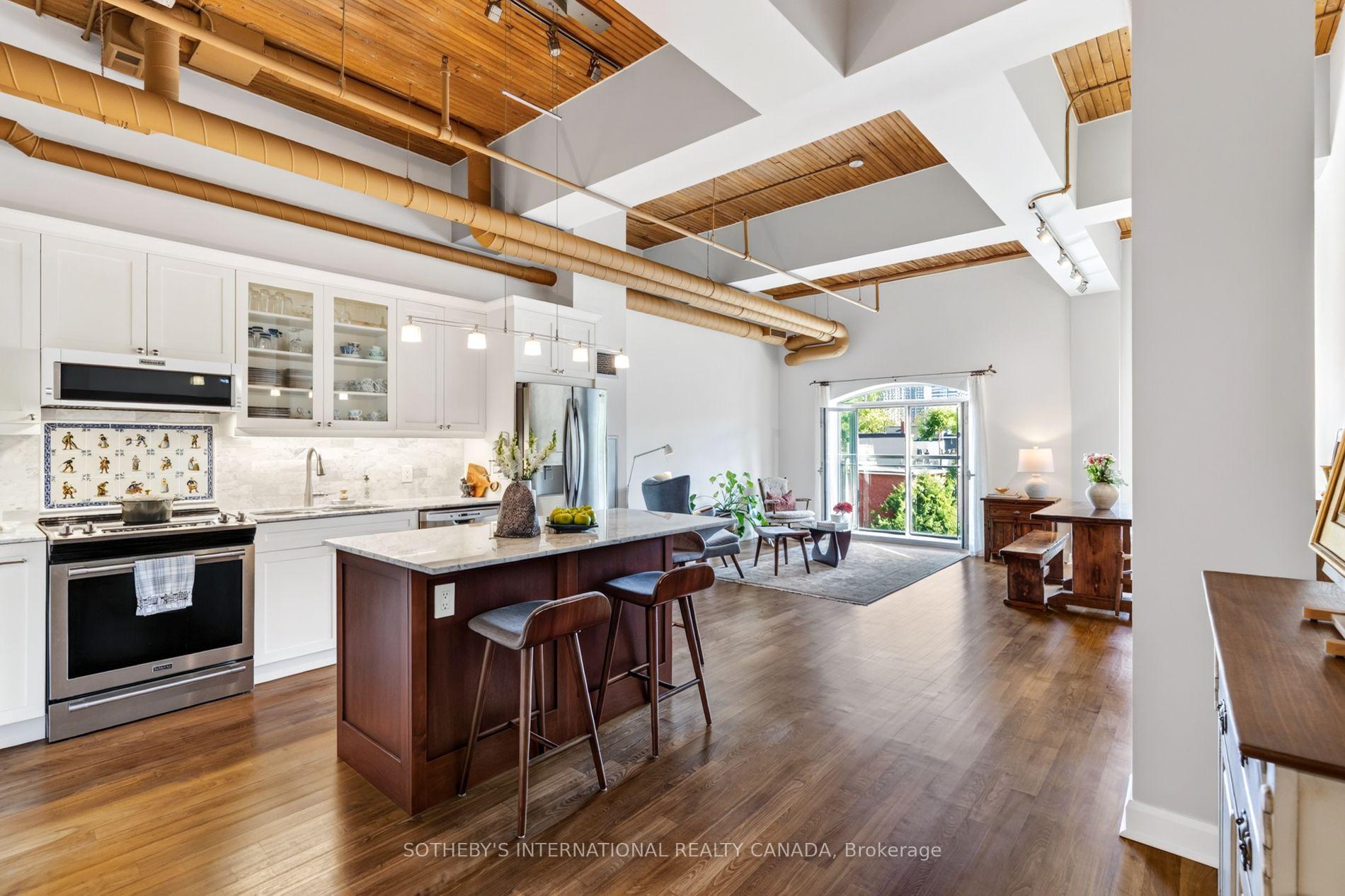 993 Queen Street W