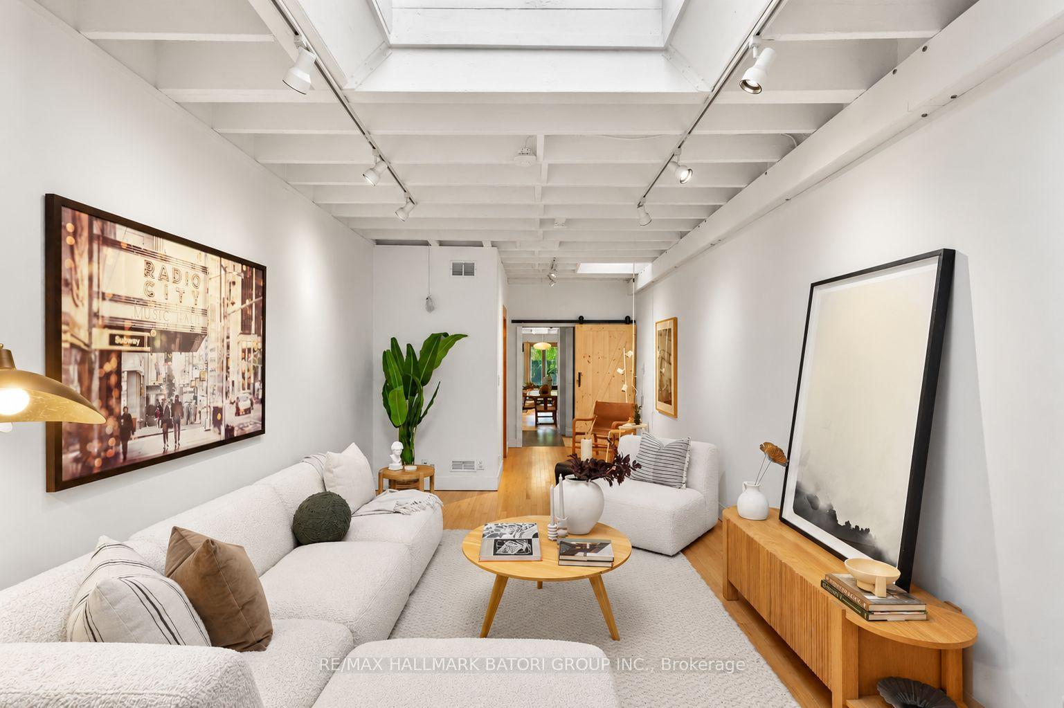 652 Richmond Street W