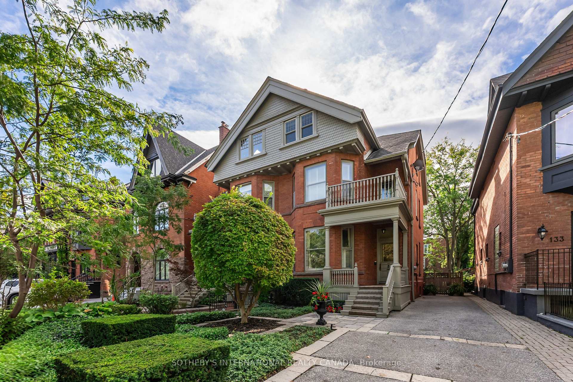 135 Roxborough Street E