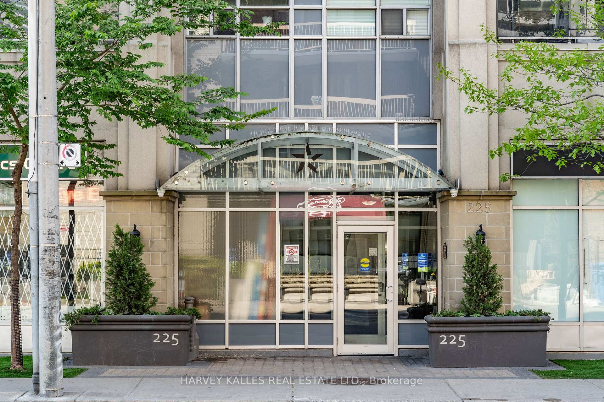 225 Wellesley Street E