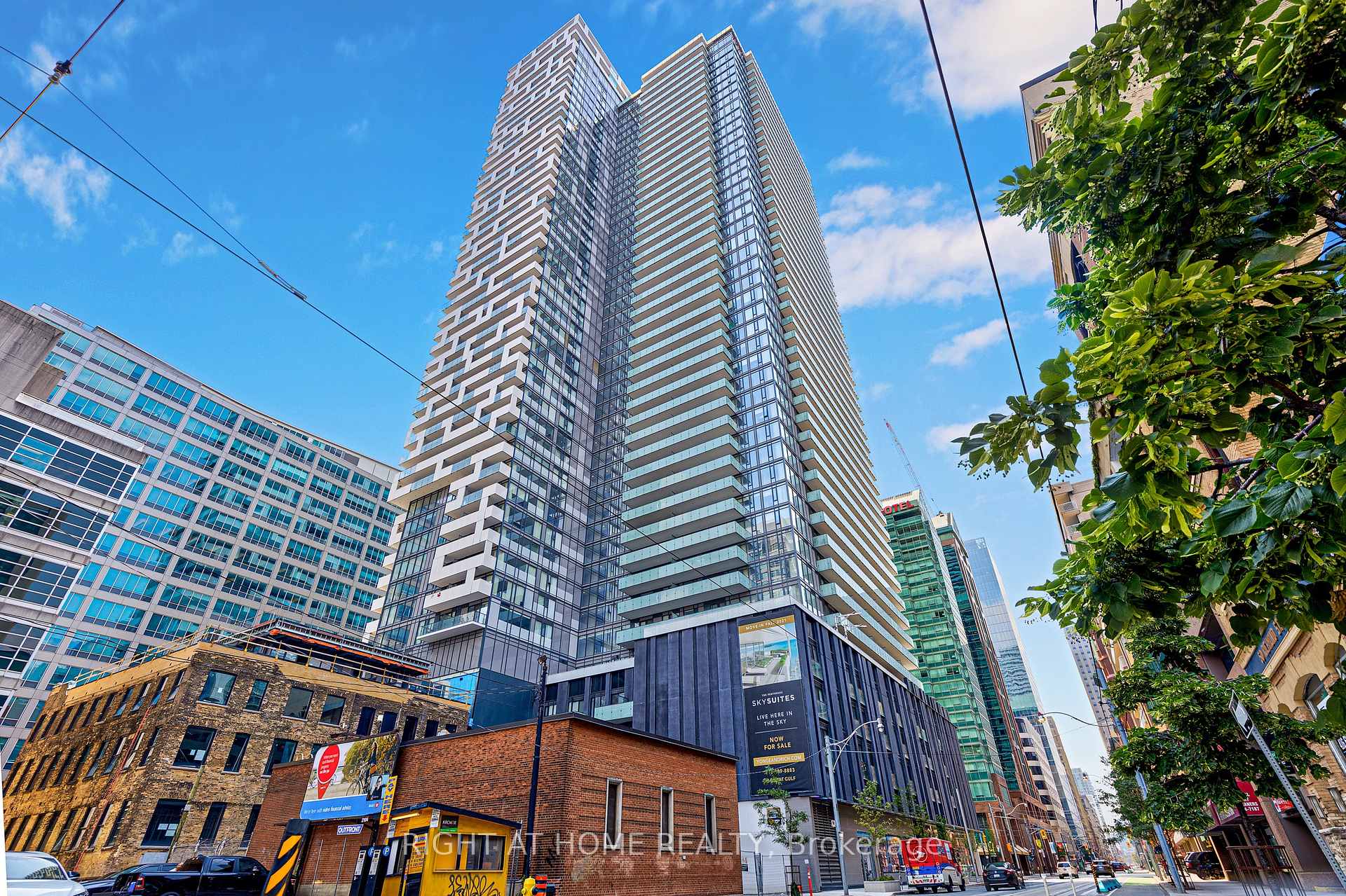 25 richmond Street E