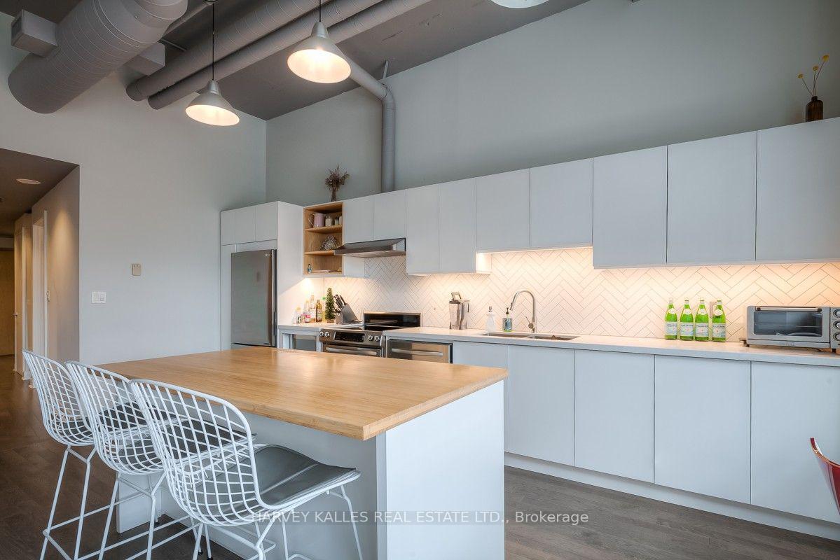 700 king Street W