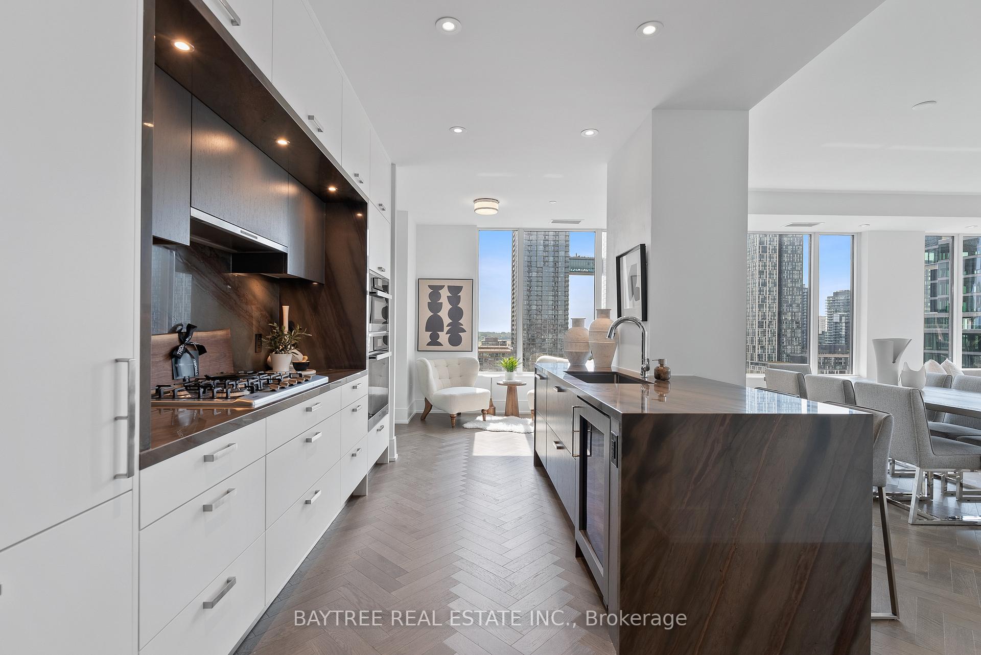 455 Wellington Street W