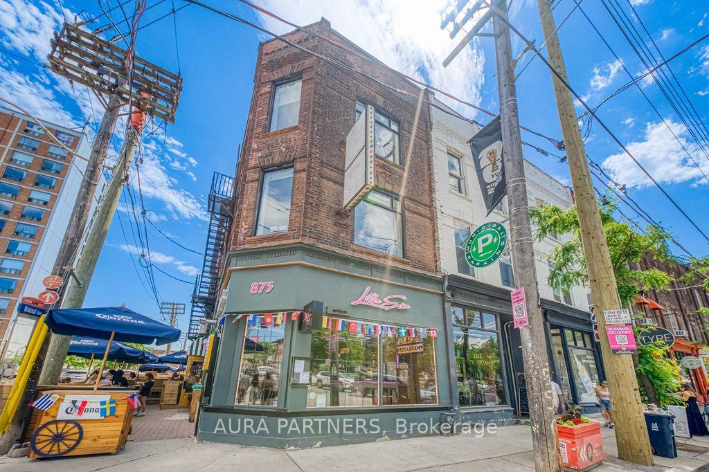 875 Queen Street W