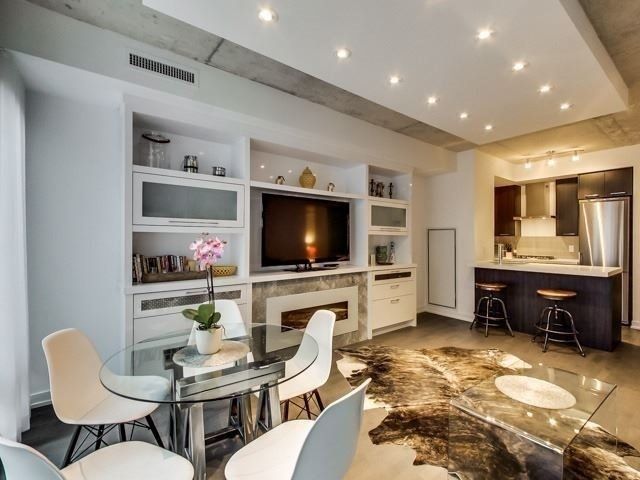560 King St W