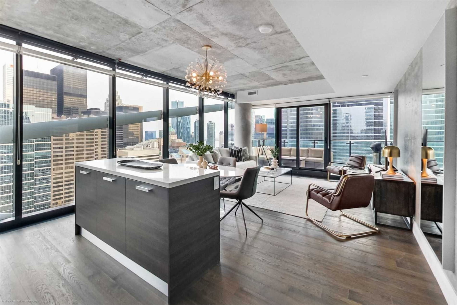 224 King St W